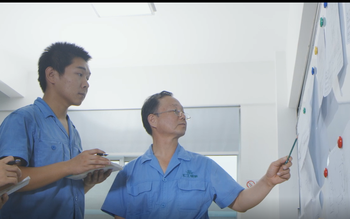 質檢人員車間工作現(xiàn)場